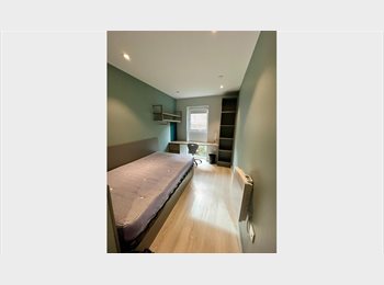Roomgo UK - En‑suite Room in UoE Postgrad Flat (Female Only), Bruntsfield - £1,053 pcm