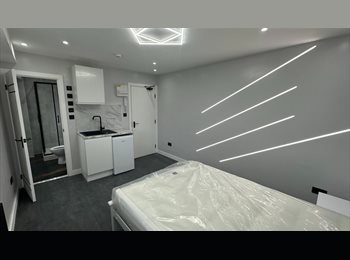 Roomgo UK - Fully Refurbished HMO — 6 En-Suite Rooms Available, Slough - £999 pcm
