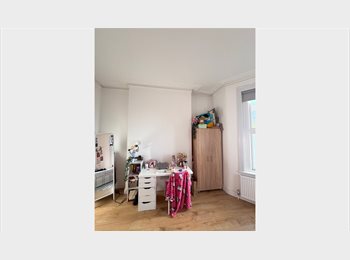Roomgo UK - 2 rooms to rent in 3 bedroom flat, Harringay - £800 pcm