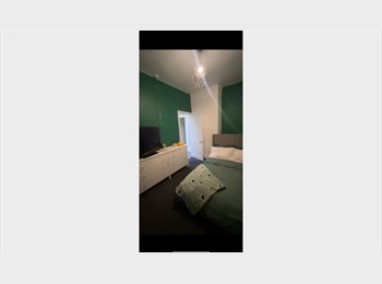 Roomgo UK - Cozy Double Bedroom, Heywood - £600 pcm