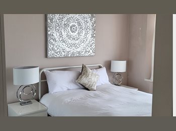 Roomgo UK - 2 x Double Rooms to rent Females Only, Chingford - £800 pcm
