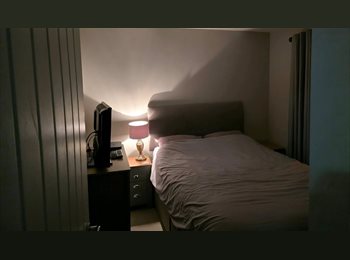 Roomgo UK - Furnished room in Hyde near Manchester, Hyde - £650 pcm