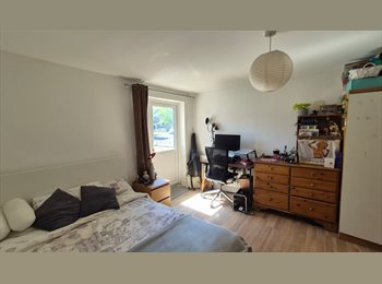 Roomgo UK - Large double room with direct garden access, Denmark Hill - £939 pcm