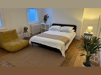 Roomgo UK - Rooms in beautiful 4-bed Victorian house & Garden, New Cross - £1,200 pcm