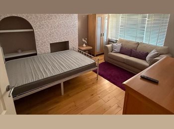 Roomgo UK - Spacious Double Room to Rent - Isleworth, £800 pcm, Bills Included, Woodlands - £800 pcm