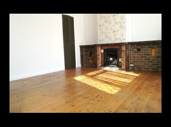 Roomgo UK - large sunny double with a sea view central Brighton, Brighton - £938 pcm