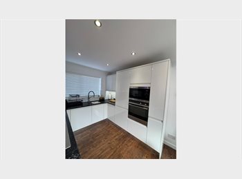 Roomgo UK - 2x Modern Double Rooms 5mins Drive to MK Hospital, Milton Keynes - £800 pcm