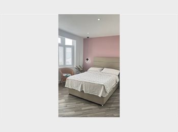 Roomgo UK - A spacious Morden double bedroom, West Molesey - £1,000 pcm