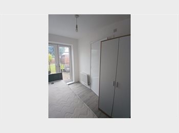 Roomgo UK - 5 BEDROOM HOUSE, New Moston - £700 pcm