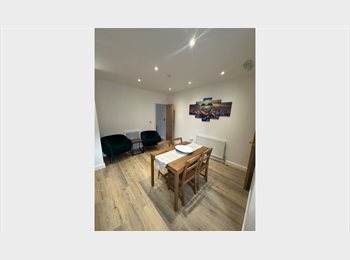 Roomgo UK - ROOMS TO RENT, Moss Side - £850 pcm