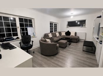 Roomgo UK - Large Double & Cozy Single Room in SE9 London, Mottingham - £990 pcm