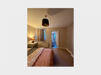 Roomgo UK - 2 rooms available - Double and Ensuite Room Available, Staines - £775 pcm