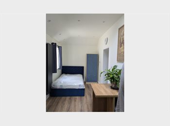 Roomgo UK - Double room with own kitchenette and Ensuite, Whitton - £960 pcm
