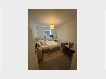 Roomgo UK - Spacious Double Room with Private Bathroom, Woolwich - £1,175 pcm