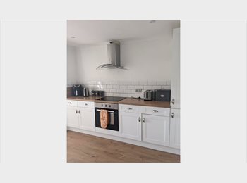 Roomgo UK - Double room with ensuite, Mile Oak - £800 pcm