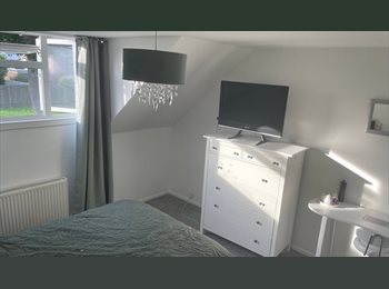 Roomgo UK - Double room to rent in spacious room, Godalming - £900 pcm
