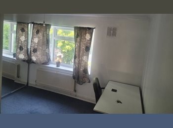 Roomgo UK - Large Double Room Available, Chadwell Heath - £680 pcm