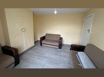 Roomgo UK - A spacious and well-presented three-bedroom first-floor maisonette situated in a convenient resident, Highams Park - £2,400 pcm