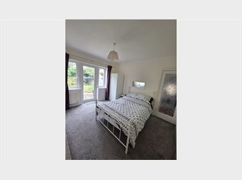 Roomgo UK - Double bedroom, walking distance to train station and beach, Boscombe - £650 pcm