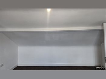 Roomgo UK - Attic Room for rent shared house, Henleaze - £705 pcm