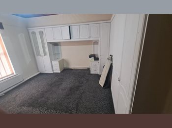 Roomgo UK - ​Affordable & Cozy Single Room – All Utilities Included!, Stoneclough - £550 pcm