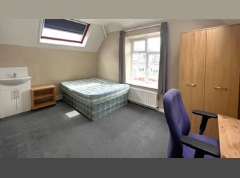 Roomgo UK - looking for replacement tenants in a 4 bedroom flat, Montpelier - £700 pcm