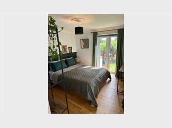 Roomgo UK - Double Room in 2-Bed Flat w/ Garden in Leytonstone, Leytonstone - £900 pcm