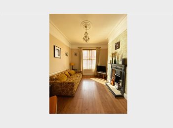 Roomgo UK - Fantastic furnished double bedroom - Sale, Brooklands - £700 pcm