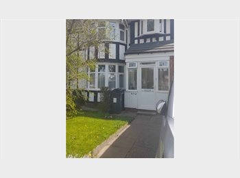 Roomgo UK - Room to let, Hall Green - £750 pcm
