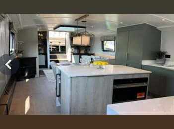 Roomgo UK - Live Aboard a Beautiful Houseboat in Poplar – A Peaceful Home on the Water, Poplar - £1,750 pcm