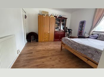 Roomgo UK - Large Furnished Room to Rent – Bills & Wi-Fi Included – UB8, Hayes - £800 pcm