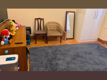 Roomgo UK - Double bedroom available to rent in a the shared house, Lampton - £908 pcm