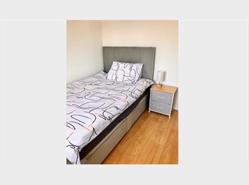 Roomgo UK - Bright Spacious Room + Private Bathroom & Parking (SM1 3HP), The Wrythe - £900 pcm