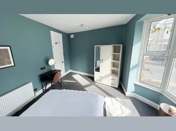 Roomgo UK - Large Furnished bedroom - Town Centre - All Bills Included, Ashford - £750 pcm