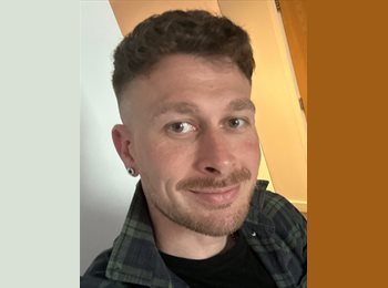 Roomgo UK - Christopher - 40 - Cardiff