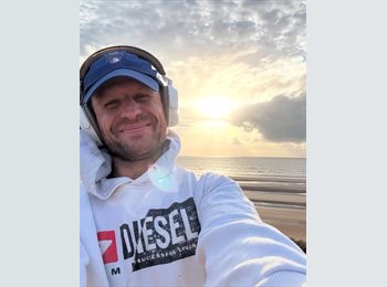 Roomgo UK - Phil Richman - 42 - Sefton