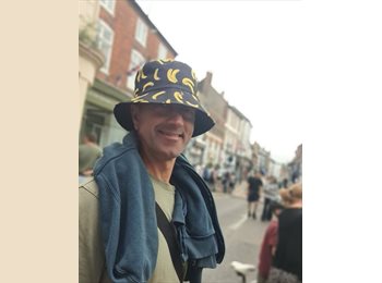 Roomgo UK - Viktor - 52 - Broxbourne