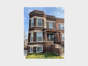 Roomgo US - Simplified Living Space, Englewood - $750 pm