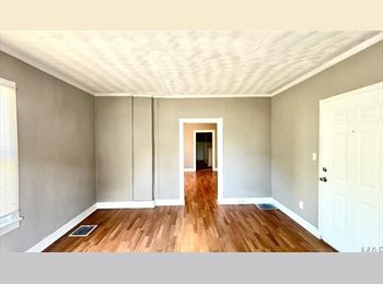 Roomgo US - FULLY FURNISHED, SHORT OR LONG-TERM, UTILITIES, WIFI & LIVE STREAMING TV INCLUDED, Jones Hill - $700 pm