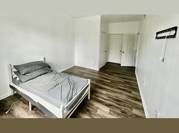 Roomgo US - Renting out master bedroom with bathroom., Deerwood - $800 pm