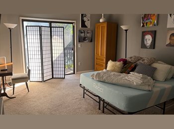 Roomgo US - Spacious Lakeside Room, Davie - $1,250 pm