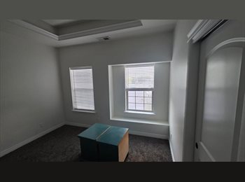 Roomgo US - Spacious 12x12 Room with Reading Nook & Large Yard, United States - $600 pm