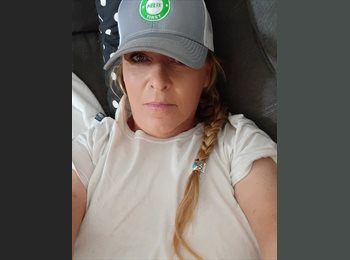 Roomgo US - Shelly  - 54 - Oceanside