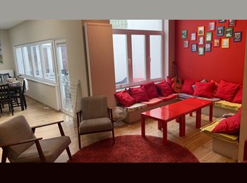 Appartager BE - Nice suite-room (+bathroom) in a large building, shared by young  people with internat. background, Schaerbeek Schaarbeek - 575 € pm