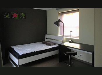 Appartager BE - Ottignies-chambre en colocation dans maison  située dans un quartier calme mais proche des facilités, Louvain-la-Neuve - 600 € pm