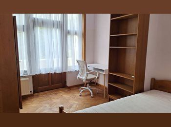 Appartager BE - 1 chambre se libère dans une maison en colocation meublée, Forest-Vorst - 550 € pm