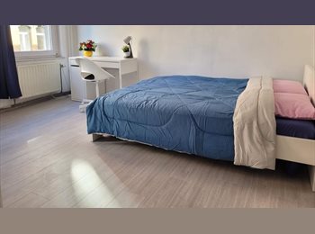 Appartager BE -  COLOCATION – CHAMBRE AVEC SALLE DE BAIN PRIVATIVE À ETTERBEEK , Etterbeek - 725 € pm