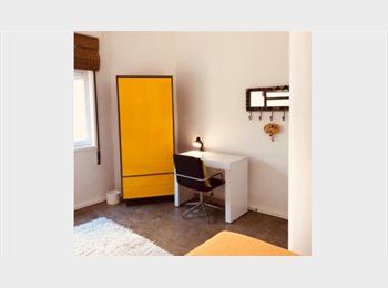 Roomgo BR - Quarto Silencioso - Mesa HomeOffice no Quarto -  Livre Imediato, Glória - R$ 2.680 Por mês