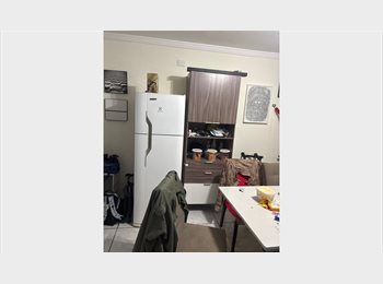 Roomgo BR - 3 cômodos para dividir 2 quartos individuais, Carapicuíba - R$ 600 Por mês