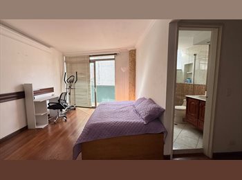 CompartoApto CO - Habitación amplia con balcón y baño en amplio apartamento en el centro, Medellín - COP$ 900.000 por mes